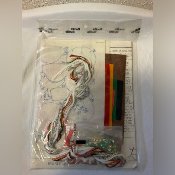 BUCILLA Christmas Heirloom Puppy Treat  Jeweled Felt‎ Ornaments Kit 3588 - Picture 2 of 2